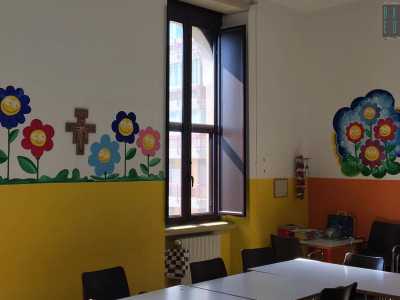 La religiosa mentre ci mostra una delle aule del centro ci spiega come qui negli anni 50 ci fosse un orfanotrofio
